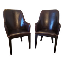 Coppia di sedie in legno nero e pelle marrone, Italia, del XXI secolo