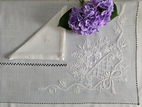 Elegante tovaglia ricamata - elegante,