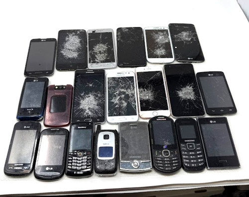 Lot broken cell phones - of, 21