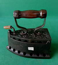 ANTICO FERRO DA STIRO A CARBONE IN GHISA E LEGNO PUNZONATO  PRIMI '900. CO85