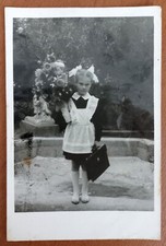 Ragazza con fiori e valigetta