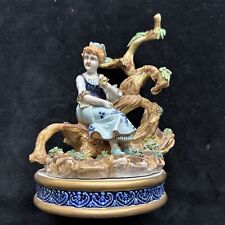 PORCELLANA SEVRES FIGURA DONNA CON FIORI IN MANO  SCENETTA