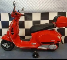 Moto Elettrica Scooter Per Bambini Vespa Piaggio GTS Super 12V con Bauletto MP3