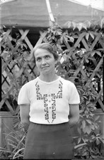 Ritratto Donna Piedi Giardino