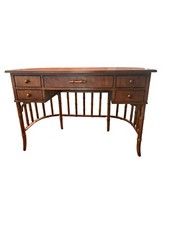 Rara scrivania arrotondata