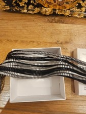 Collana in tessuto fatta a