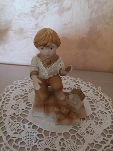 Vecchia statua bambino seduto