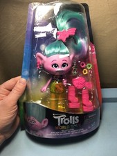 *NUOVO* DREAMWORKS TROLLS WORLD TOUR GLAM SATIN FASHION TROLL~VENDITORE USA