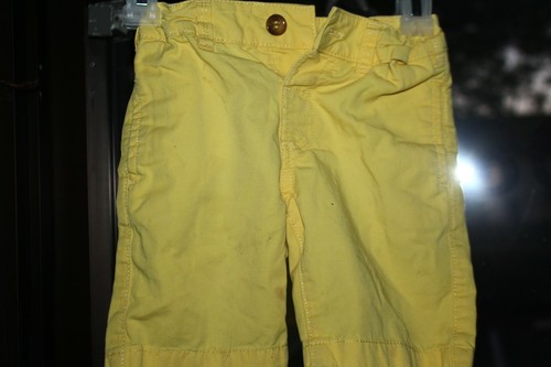 Pantaloncini gialli per tre