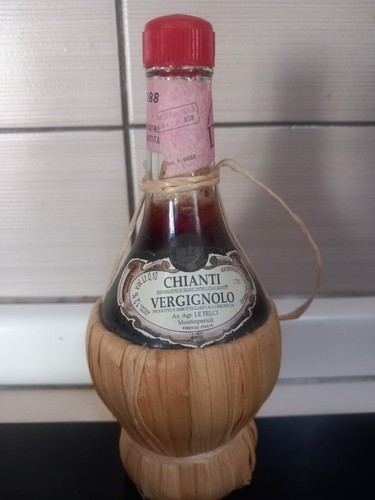 Bottiglietta chianti vino - chianti,