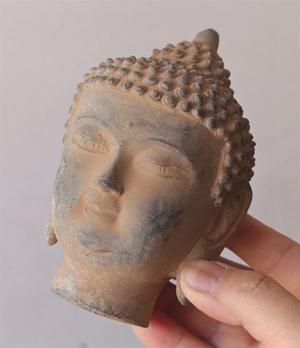 Vecchia statua buddha - di,