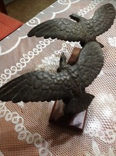 scultura statua aquila falchi in metallo su base in legno coppia
