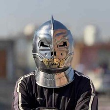 Elmetto medievale vecchio viso