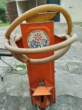 Attrezzatura per vino (pigiatrice, torchio, filtro e due botti)