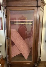 Antica vetrina con mensole