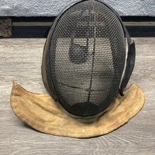 Casco in metallo con gabbia