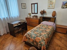 Camera singola completa in legno: letto, armadio, comò, comodino, scrivania