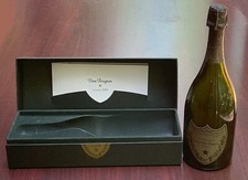 Bottiglia, scatola e libretto