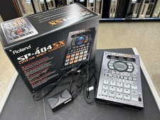 Roland SP-404SX Linear Wave Sampler 2015 con adattatore funzionante buone...