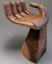 Sedia a forma di mano in legno