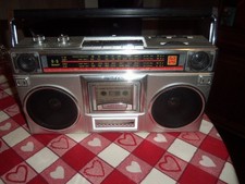 RIPTUNES Retro Radio Cassette