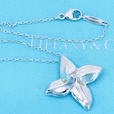 Collana con ciondolo fiore