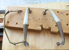 N° 3 VECCHIE MANIGLIE IN OTTONE LAVORATO VITI IN FERRO PER MOBILI - 