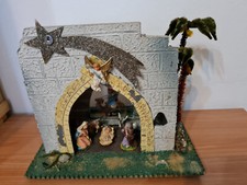 PRESEPE CAPANNA IN LEGNO CON NATIVITA' BASE 30X20 ALTEZZA 23 CM