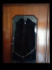 Gilet nero con cappuccio in pelliccia sintetica donna