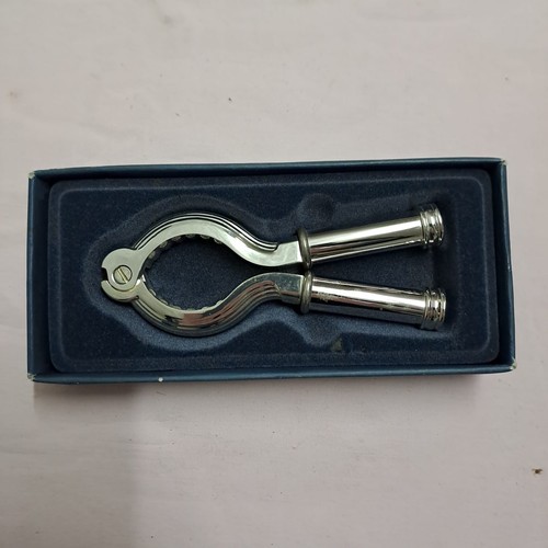Apri champagne spaccanoci - apri,