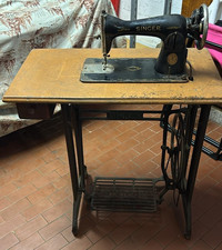 Antica Macchina da Cucire Singer a Pedale con Mobile in Legno e Ferro
