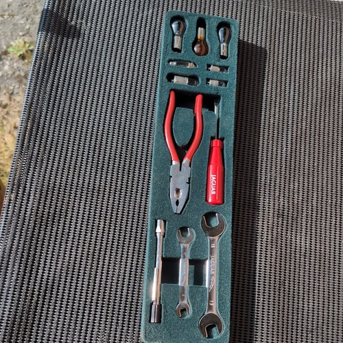 Kit attrezzi sottocofano
