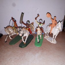 4 Elastolin cavalieri a cavallo serie 7 cm (2 indiani DDR)