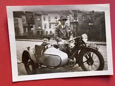 Foto, il bambino viene portato