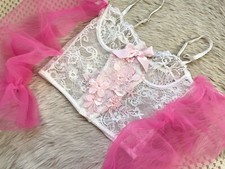 Crop Top bustier In pizzo bianco con manichine fuxia