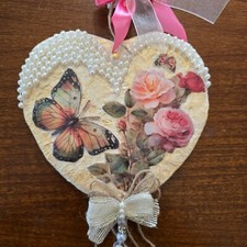 cuore decorativo decuopage con perle rose e farfalle fatto a mano da appendere