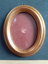 Cornice  in legno per miniature con forma ovale.
