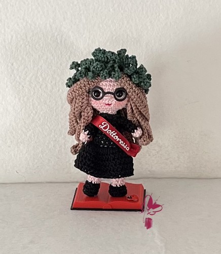 Bambola laurea uncinetto