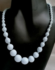 ANTICA COLLANA SCALARE IN VETRO LATTIMO SFACCETTATO CHIUSURA ARGENTO.