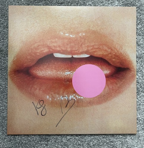 Kesha period hand signed - kesha,