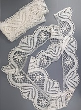 Coppia di bordure in pizzo lavorato all’uncinetto, di colore bianco avorio