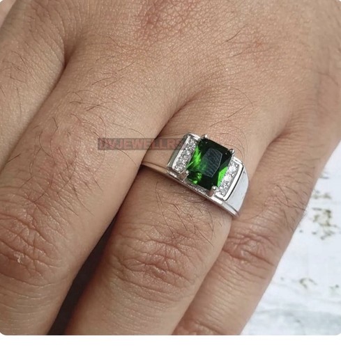 Anello con smeraldo - anello, in