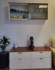 vetrina in legno di ciliegio di design con anta scorrevole in vetro satinato