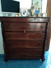 Comò in legno scuro con 4 cassetti