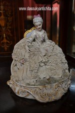 Antica statua in porcellana di Luigi Fabris raffigurante una dama settecentesca