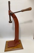 Antico tappabottiglie in ghisa - pressa - tappo bottiglia vino... marchio di ancoraggio e base rovere