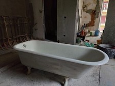 Vasca da bagno antica in ghisa con piedini