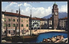Cartolina Riva, La piazza e