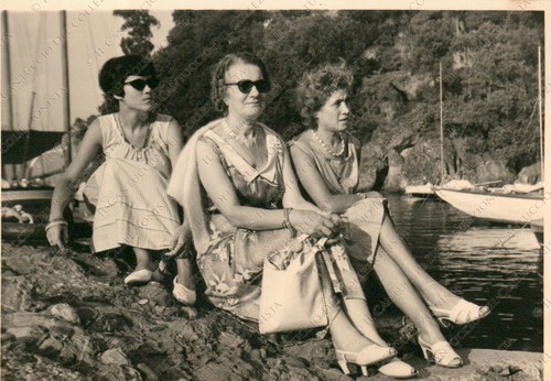 1954 signore sedute sulla riva - sedute,