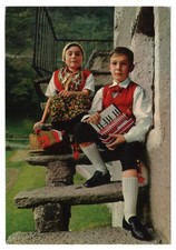 Costumi di Grosio - Bambini in abito tradizionale con fisarmonica (anni '70)
